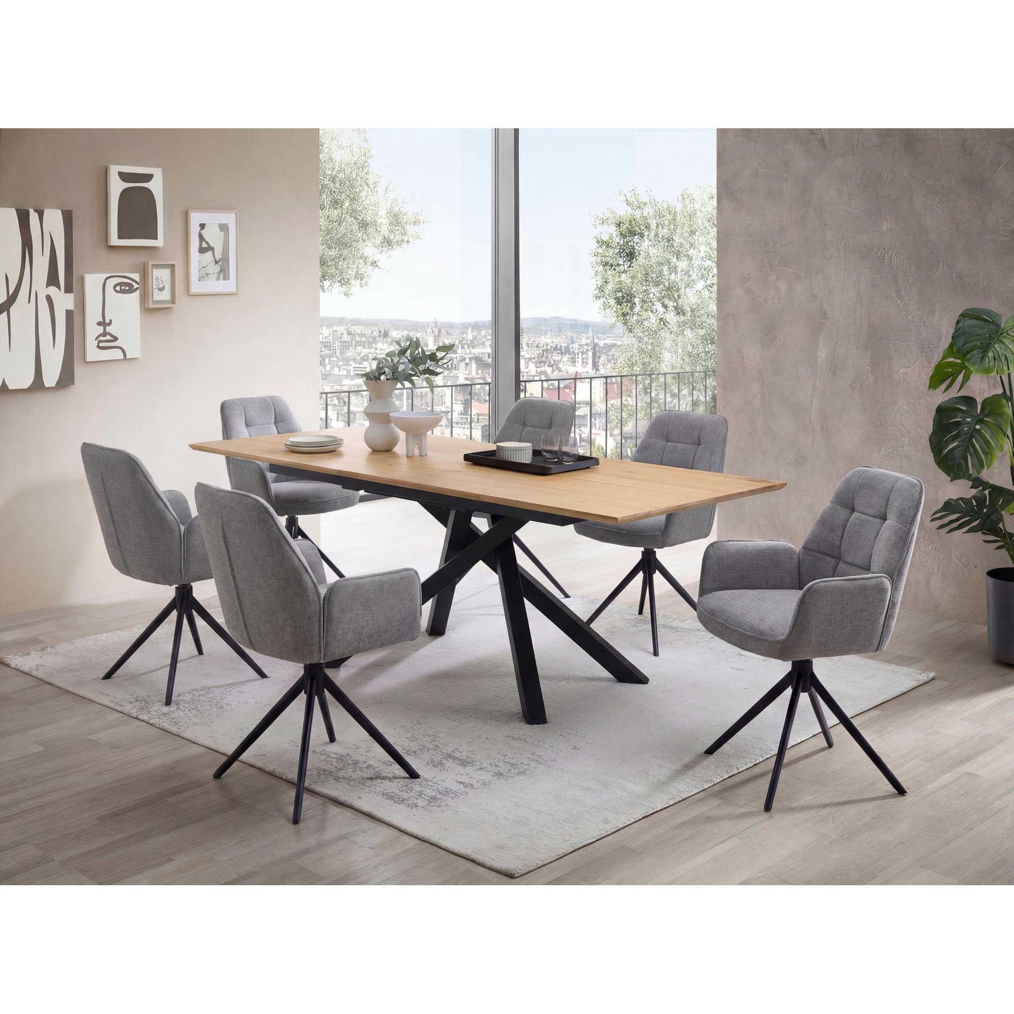 Graues Ecksofa mit Recamiere vor bodentiefem Fenster in einem hellen Wohnraum