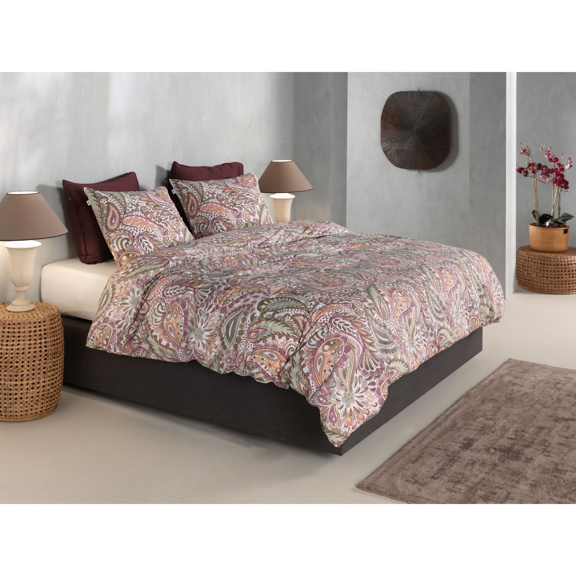 Bettwäsche Fe in Multi, 135 x 200 cm: bezogenes Bett in seitlicher Schlafzimmerszene mit ornamentalem Paisley-Muster in Rosa-, Beige- und Grüntönen.