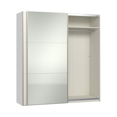 Geöffneter Schwebetürenschrank mit Kleiderstange und Ablagefach
