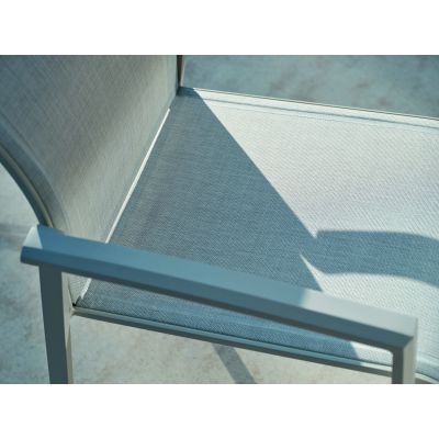 Detaillierte Nahaufnahme des Bereichs zwischen Rückenlehne und Sitzfläche eines Gartenstuhls mit heller Bespannung.