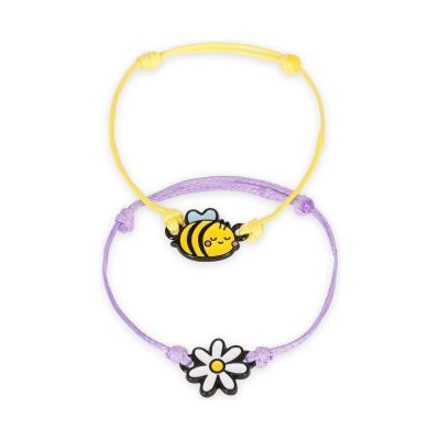Zwei Armbänder mit Bienen- und Blumenanhänger, mit zwei Armbändern locker überlappend gezeigt.