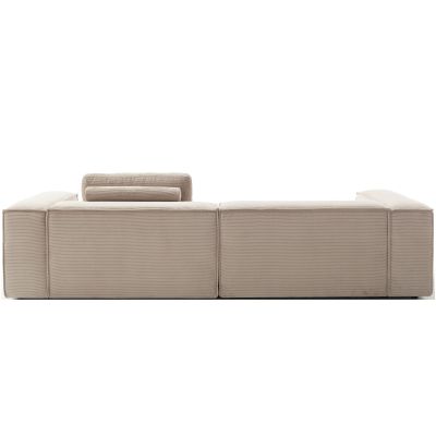 Rückansicht des Sofas mit durchgehender Polsterfläche und klaren Linien vor weißem Hintergrund