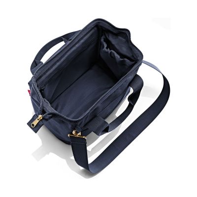 Geöffnete dunkelblaue Reisenthel Tasche mit Innenfach und verstellbarem Schultergurt