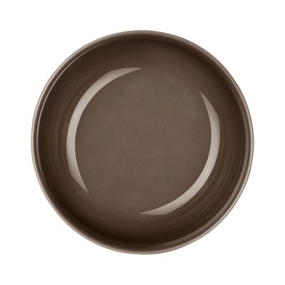 Schale der Serie Coppa, Farbe Braun in einer gedeckten Tischszene mit weiterem Geschirr.