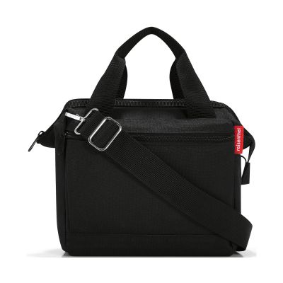 Umhängetasche von Reisenthel, Modell Allrounder Cross, in Schwarz, frontal mit kurzen Tragegriffen und diagonal liegendem Schultergurt.