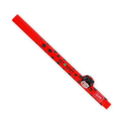 Roter Gelstift mit Marienkäfer-Aufsatz, vollständig auf weißem Hintergrund dargestellt.