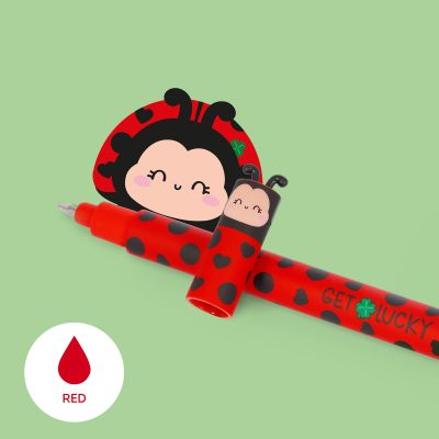 Roter Gelstift mit großer Marienkäferfigur als Kappe vor hellgrünem Hintergrund; ein Farbsymbol zeigt rote Tinte an.
