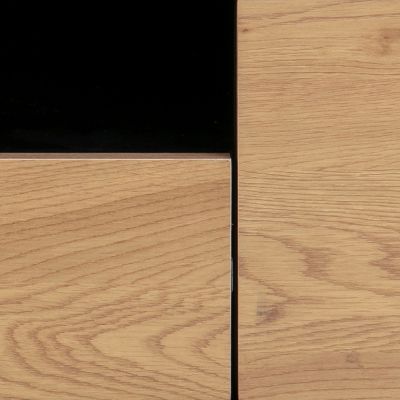 Vorderansicht einer Detailaufnahme des TV-Tischs, zeigt Schublade und Türfronten in matter Wildeiche
