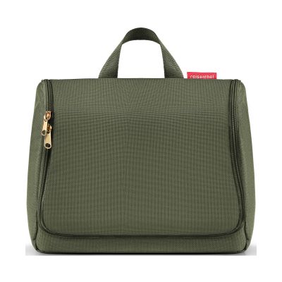 Kulturbeutel von Reisenthel, Modell Toiletbag XL, in Dunkelgrün mit goldfarbenen Metallteilen, frontal geschlossen mit Tragegriff und Reißverschluss.