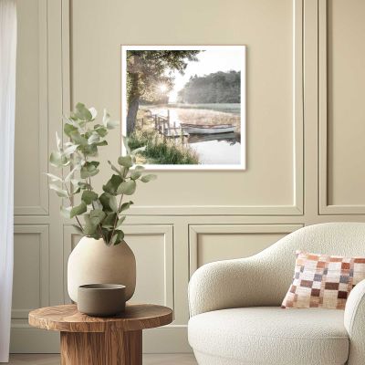 Das Wandbild „Rise and Shine“ in Grün, 50 × 50 cm, hängt in einem eingerichteten Wohnraum und zeigt die Größenwirkung an der Wand.