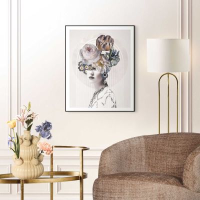 Das Wandbild „Graphic Female“ in Beige, 40 × 50 cm, hängt in einem eingerichteten Wohnraum und zeigt die Größenwirkung an der Wand.