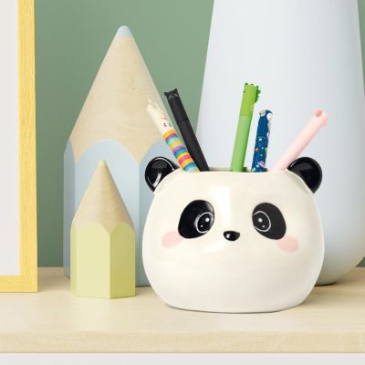 Keramik-Stiftehalter im Panda-Design, mit Stiften in einer Schreibtischszene dargestellt.