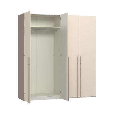 Mehrtüriger Kleiderschrank mit einer geöffneten Tür und sichtbarem Innenraum mit Einlegeboden und Kleiderstange