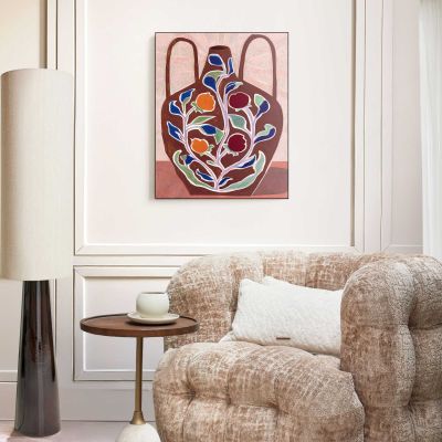 Das Wandbild „Botanical Vase“ in Rosa, 50 × 40 cm, hängt in einem eingerichteten Wohnraum und zeigt die Größenwirkung an der Wand.
