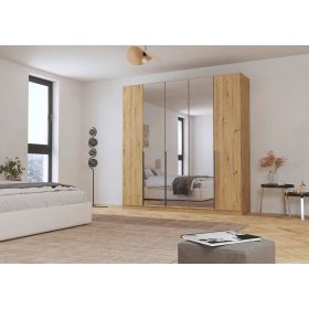 Großer Kleiderschrank in Eiche Artisan mit fünf Türen und Spiegeln im hellen Schlafzimmer mit Holzfußboden