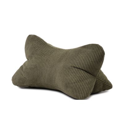 Geschwungen geformtes Lesekissen Modell Capri in Dunkelgrün, ca. 40 × 25 cm.