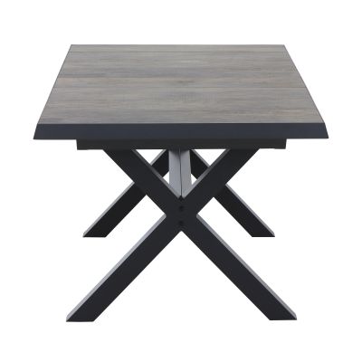Seitenansicht des Esstischs mit massiver Holzplatte und überkreuzten schwarzen Metallbeinen.