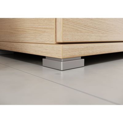 Nahaufnahme eines quadratischen Möbelstandsfußes unter einem Schrank in Holzoptik