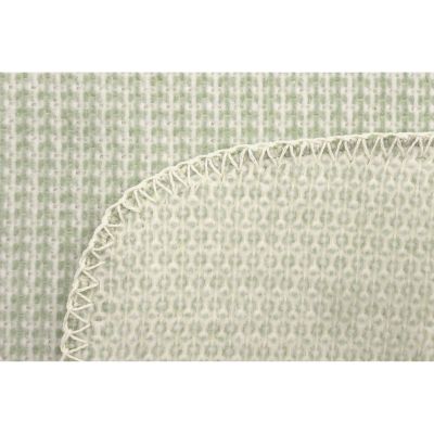 Detail der hellgrünen Babydecke Cotton green mit strukturierter Oberfläche und heller Zierkante.