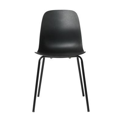 Moderner Kunststoffstuhl in Schwarz mit Metallbeinen, schräge Ansicht