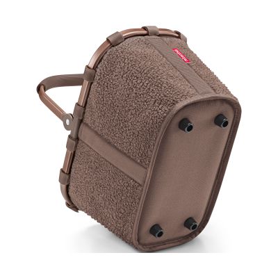Kleiner Einkaufskorb von Reisenthel, Modell Carrybag XS, in Schokoladenbraun aus Teddyfleece, schräg von unten mit sichtbaren Standfüßen