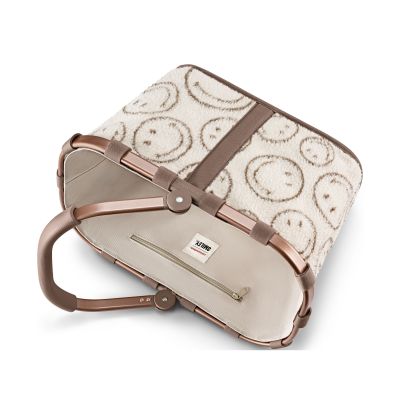Einkaufskorb von Reisenthel, Modell Carrybag, in Creme und Braun mit Smiley-Muster aus Teddyfleece, seitlich zusammengeklappt dargestellt