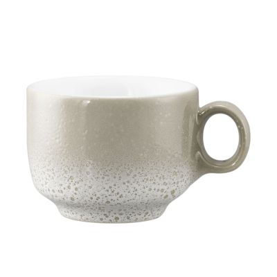 Tasse in Grau-Beige. Darstellung: Seitenansicht. Merkmale: niedrige runde Form mit gesprenkeltem Verlauf und Henkel.