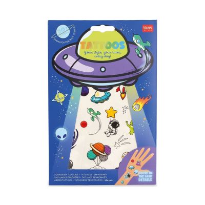 Zwei Bögen temporärer Tattoos mit Weltraummotiven, in einer blauen Verpackung mit Ufo-Motiv gezeigt.