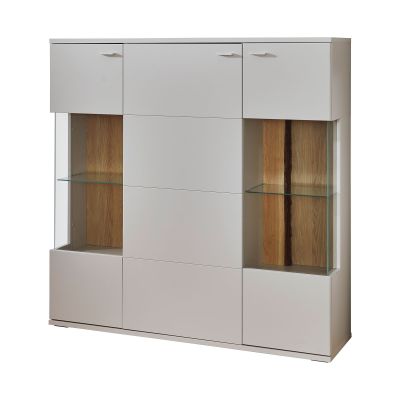 Highboard mit weißen Fronten und zwei verglasten Fächern in warmer Holzoptik