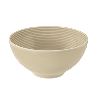 Schale in Sandbeige. rund, tief und innen geriffelt. Ansicht: schräge Ansicht von vorn.
