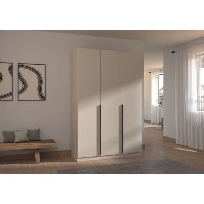 Moderner 3-türiger Kleiderschrank in Champagner mit langem Griff in stilvoll eingerichteter Wohnumgebung mit Holzfußboden und heller Wand