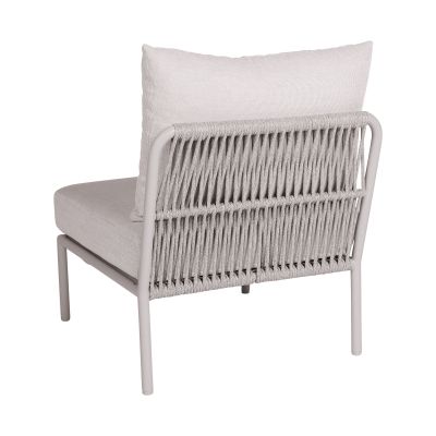Heller Loungesessel von hinten gesehen, mit geflochtener Rückenlehne aus Seilmaterial und hellen Polstern.