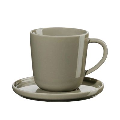 Freigestellt auf hellem Hintergrund: Espressotasse mit Unterteller der Serie Coppa, Farbe Grün.