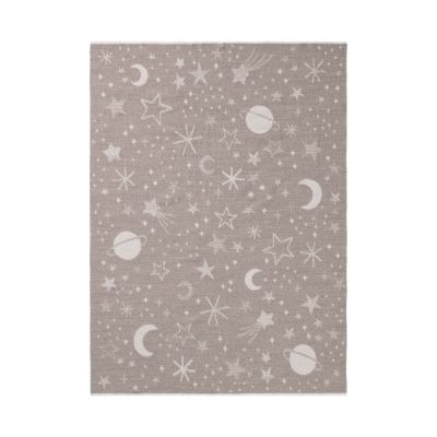 Babydecke Universe taupe mit Monden, Sternen, Punkten und kleinen Himmelsmotiven auf taupefarbenem Grund.