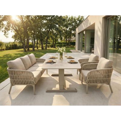 Gartentisch mit Sitzmöbeln auf einer Terrasse im Außenbereich