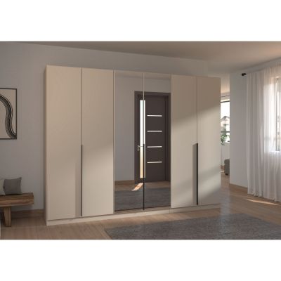 Großer Kleiderschrank in Champagner mit sechs Drehtüren, zweii mittigen Spiegeltüren und langen Griffen in einem hellen Wohnraum mit Holzbank und dekorativen Wandbildern