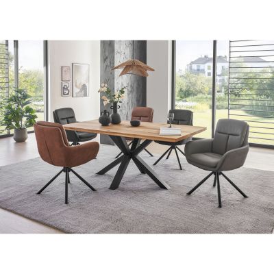 Esszimmer mit Holztisch und Polsterstühlen in Schwarz, Braun und Grau auf hellem Teppich