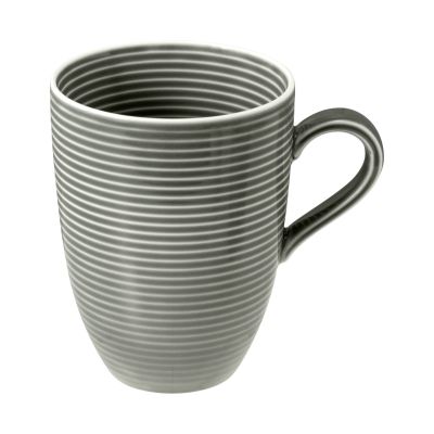 Becher in Dunkelgrau. hoch, leicht konisch und waagerecht geriffelt. Ansicht: schräge Ansicht mit Henkel.