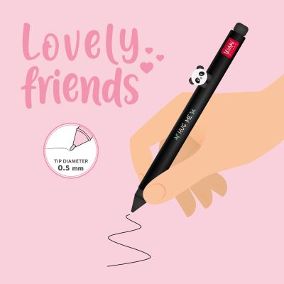 Schwarzer Gelstift mit Panda-Aufsatz, in einer Grafik in der Hand beim Schreiben dargestellt.