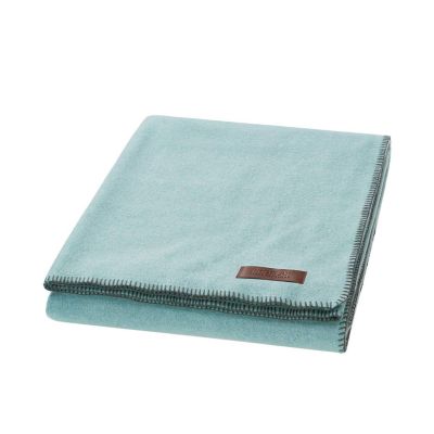 Decke Proflax Fleece in Hellblau, 160 × 200 cm, sauber gefaltet mit sichtbarer Ziernaht am Rand und kleinem Textillabel.