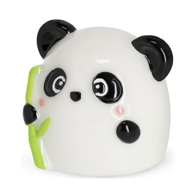 Lipgloss in einer runden Panda-Dose, in Nahaufnahme mit dem runden Panda-Gesicht und seitlichem Scharnier gezeigt.