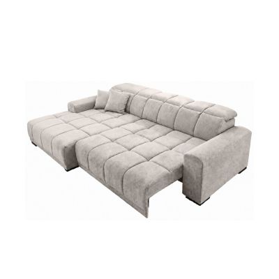Freigestelltes silbergraues Schlafsofa mit ausgezogenen Sitzflächen, gepolsterten Rückenlehnen, zwei Kissen und breiten Armlehnen aus rechter Perspektive