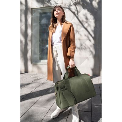 Reisetasche von Reisenthel, Modell Allrounder L, in Dunkelgrün mit goldfarbenen Metallteilen, von einer Person an den Tragegriffen getragen.