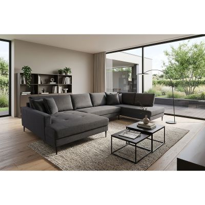 U-förmige Wohnlandschaft in Anthrazit mit zwei offenen Enden in einem hellen Wohnraum mit großen Fenstern, Teppich, Couchtischen und Bogenleuchte