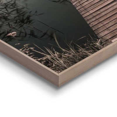 Detailaufnahme einer Ecke des Wandbilds „Scandic Jetty“, 50 × 70 cm; Oberfläche, Kante und Materialstärke sind sichtbar.
