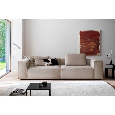 Sofa in einem modernen Wohnzimmer mit Teppich Couchtisch Stehleuchte und Wandbild