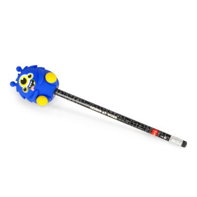 Blauer Leuchtstift mit Monster-Spitzerbehälter, als vollständiger Stift in einer zweiten diagonalen Ansicht gezeigt.