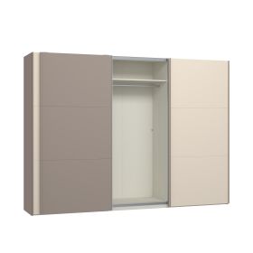 Schwebetürenschrank mit geöffneter Schiebetür und sichtbarer Innenaufteilung