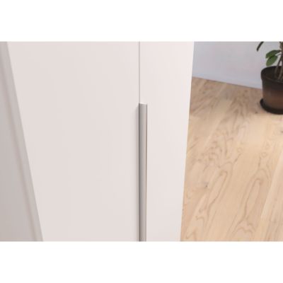 Detailaufnahme der schmalen vertikalen Griffleiste an einem weißen Kleiderschrank