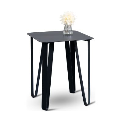 Schwarzer quadratischer Beistelltisch aus Metall mit abgerundeter Tischplatte und gebogenen Beinen, darauf eine Glasvase mit heller Blume
